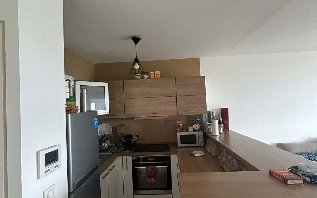 Schœlcher T2 Meublé avec Grande Terrasse, Parking et Cave