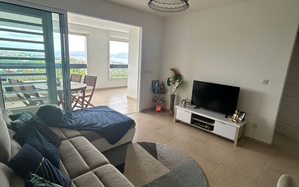 Schœlcher T2 Meublé avec Grande Terrasse, Parking et Cave