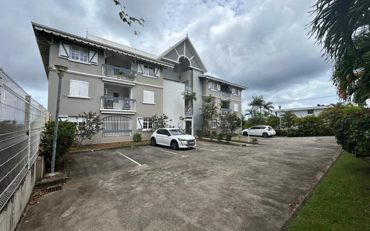 Schœlcher T2 Meublé avec Grande Terrasse, Parking et Cave