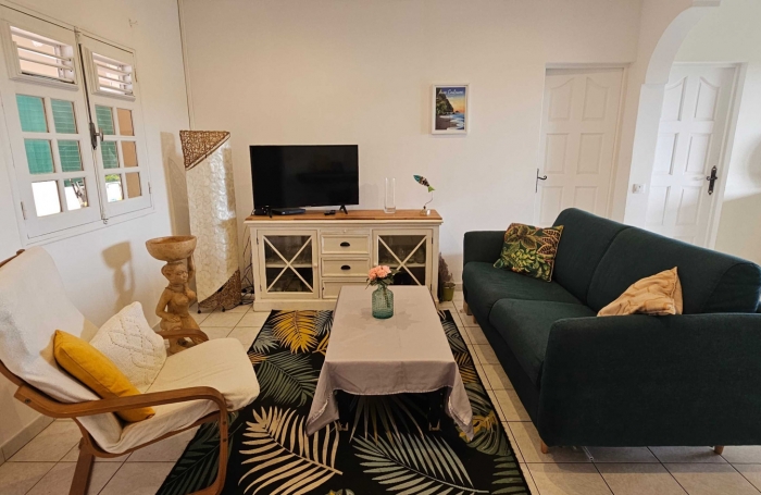 Charmant appartement F4 haut de villa avec terrasses, jardinet et belle vue