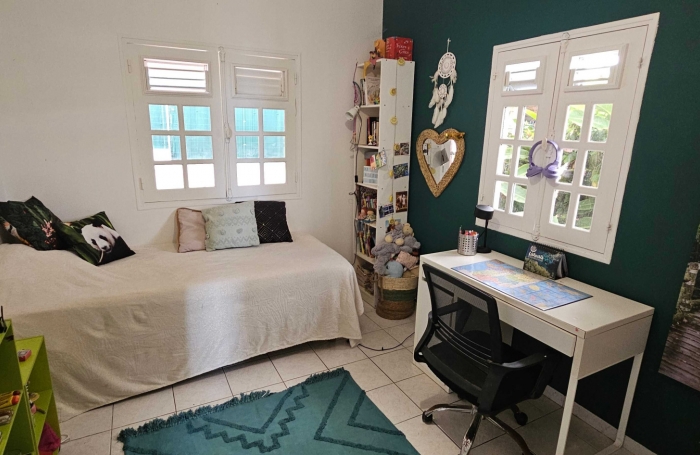 Charmant appartement F4 haut de villa avec terrasses, jardinet et belle vue