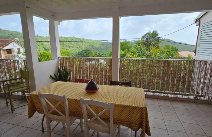 Charmant appartement F4 haut de villa avec terrasses, jardinet et belle vue