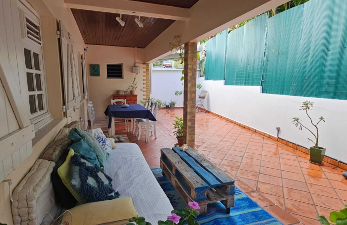 Charmant appartement F4 haut de villa avec terrasses, jardinet et belle vue