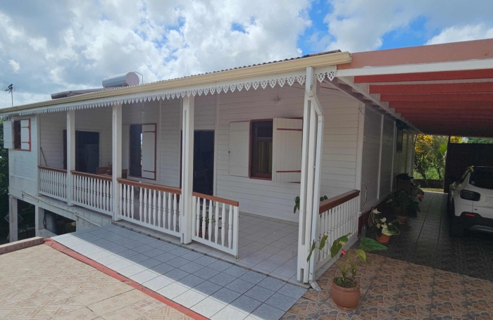 Jolie maison F4 en bois exotique avec grandes terrasses et vue mer