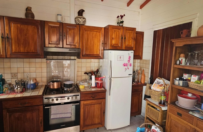 Jolie maison F4 en bois exotique avec grandes terrasses et vue mer