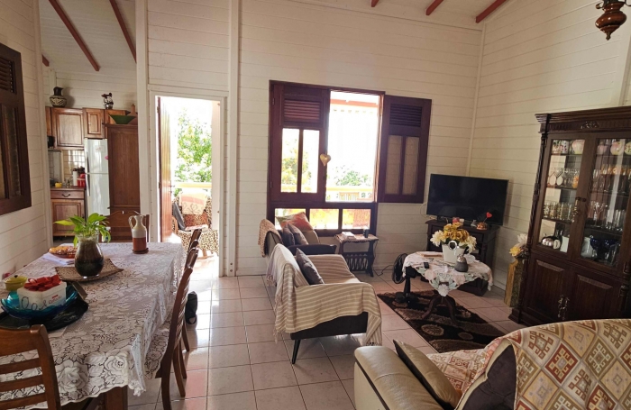 Jolie maison F4 en bois exotique avec grandes terrasses et vue mer