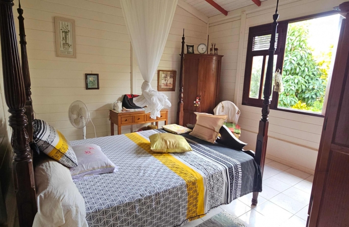 Jolie maison F4 en bois exotique avec grandes terrasses et vue mer