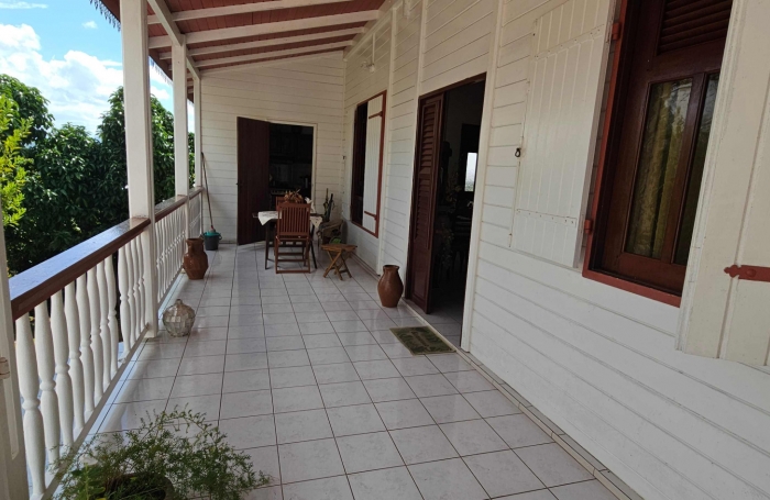 Jolie maison F4 en bois exotique avec grandes terrasses et vue mer