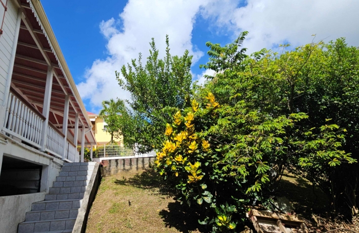 Jolie maison F4 en bois exotique avec grandes terrasses et vue mer