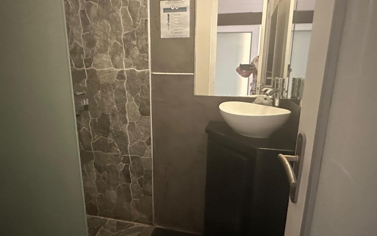 A LOUER local commercial 80m² meublé equipé climatisé