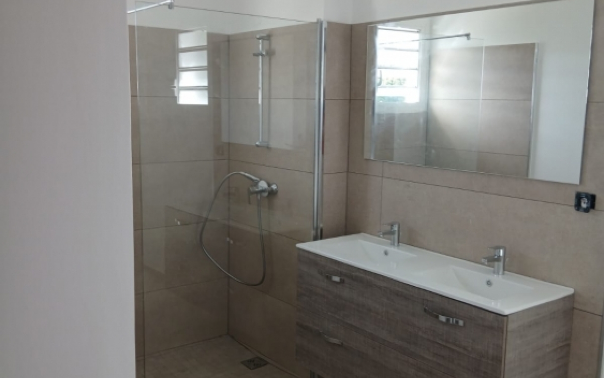 Villa T5 Neuve avec Piscine 300 m de la Plage- Anse-à-l'ane