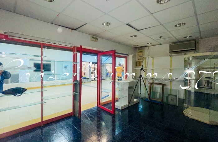 À LOUER   Local commercial avec vitrine - 29,2 m2   Le Lamentin, CC Place d’Armes