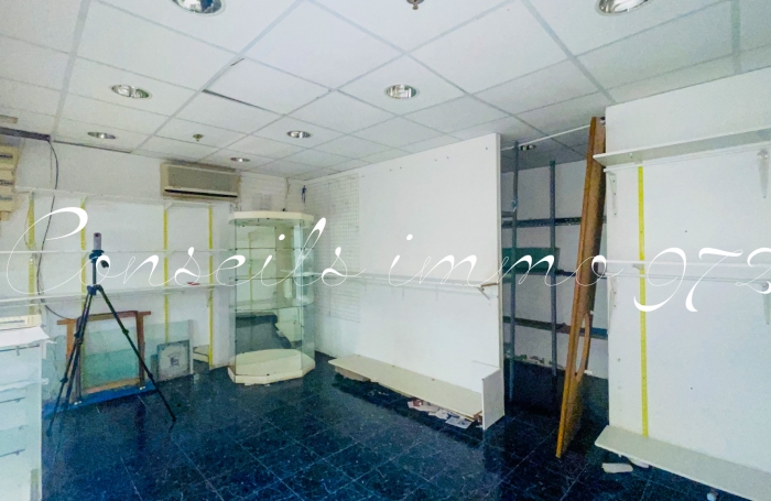 À LOUER   Local commercial avec vitrine - 29,2 m2   Le Lamentin, CC Place d’Armes