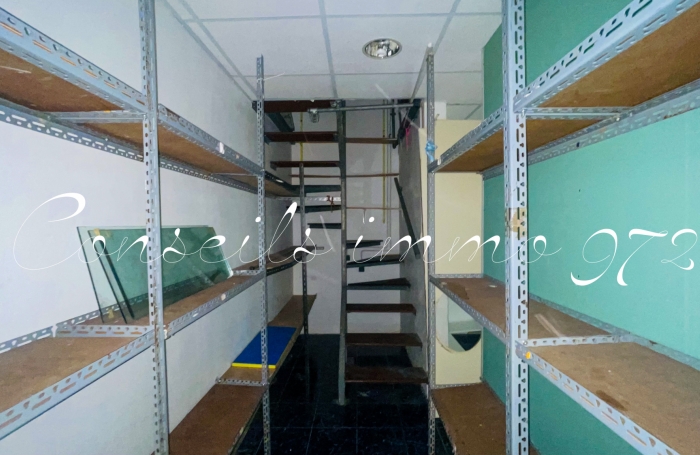 À LOUER   Local commercial avec vitrine - 29,2 m2   Le Lamentin, CC Place d’Armes