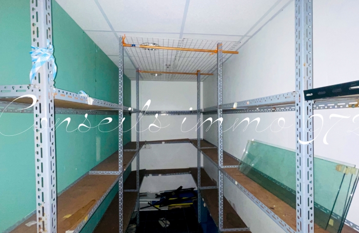 À LOUER   Local commercial avec vitrine - 29,2 m2   Le Lamentin, CC Place d’Armes