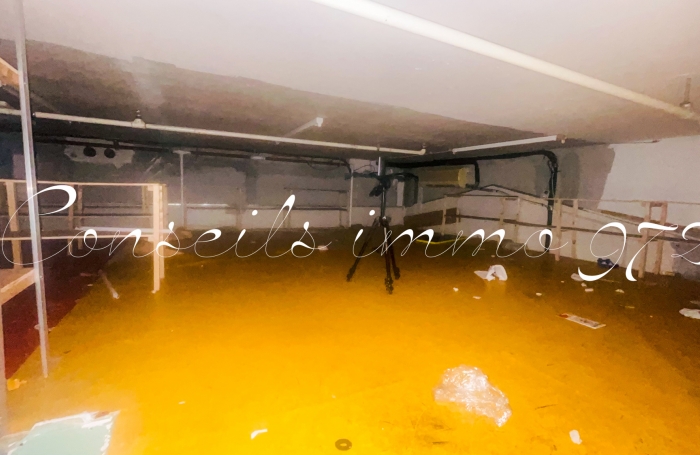 À LOUER   Local commercial avec vitrine - 29,2 m2   Le Lamentin, CC Place d’Armes