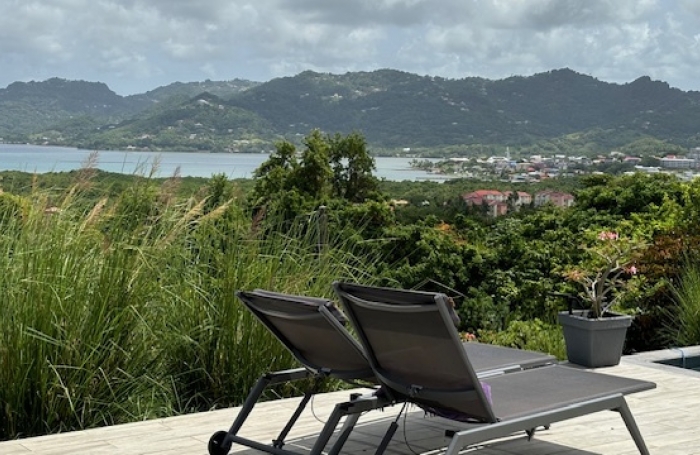 Villa F5 r&eacute;cente meubl&eacute;e avec piscine et vue mer exceptionnelle - LE ROBERT