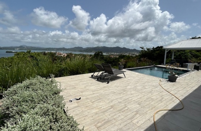 Villa F5 r&eacute;cente meubl&eacute;e avec piscine et vue mer exceptionnelle - LE ROBERT