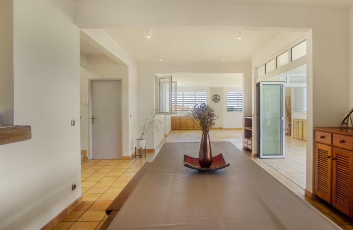 Propri&eacute;t&eacute; d&rsquo;exception avec vue mer, piscine et d&eacute;pendance &agrave; Case-Pilote