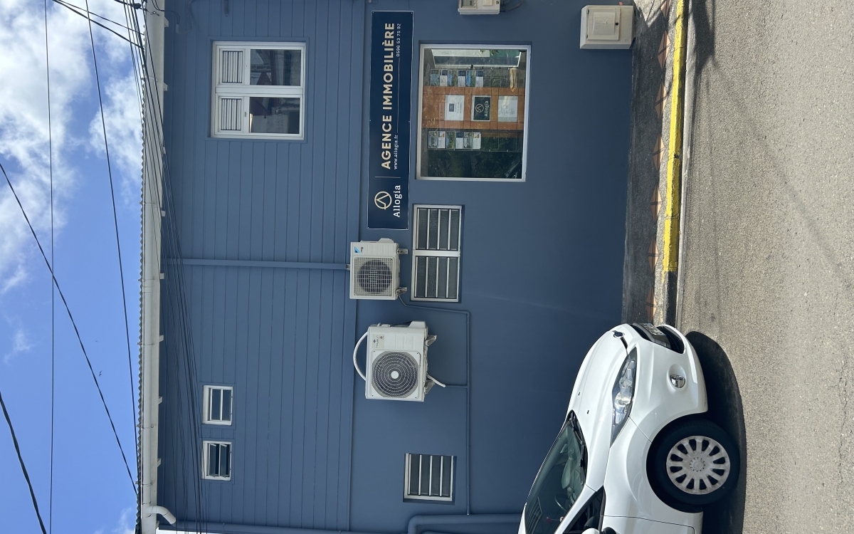 SAINTE LUCE - BOURG -LOCAL COMMERCIAL NEUF DE 35 M2- 850 &euro;