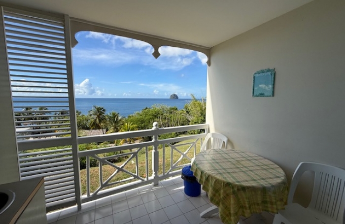 STUDIO meubl&eacute; VUE SUR LE ROCHER dans r&eacute;sidence avec piscine