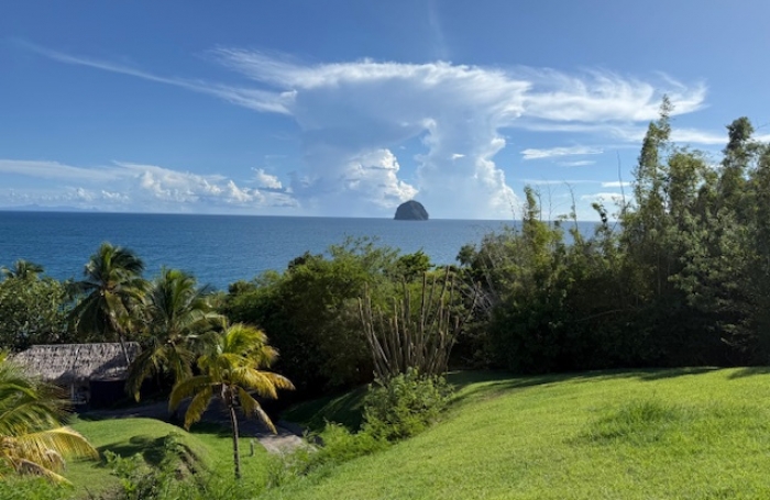 STUDIO meubl&eacute; VUE SUR LE ROCHER dans r&eacute;sidence avec piscine