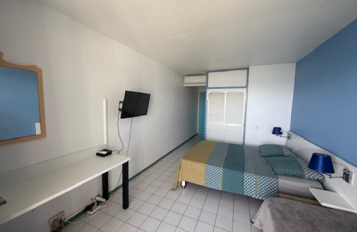 STUDIO meubl&eacute; VUE SUR LE ROCHER dans r&eacute;sidence avec piscine