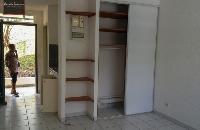 Studio à louer   Rés étudiante - Schoelcher   20 m2   Parking