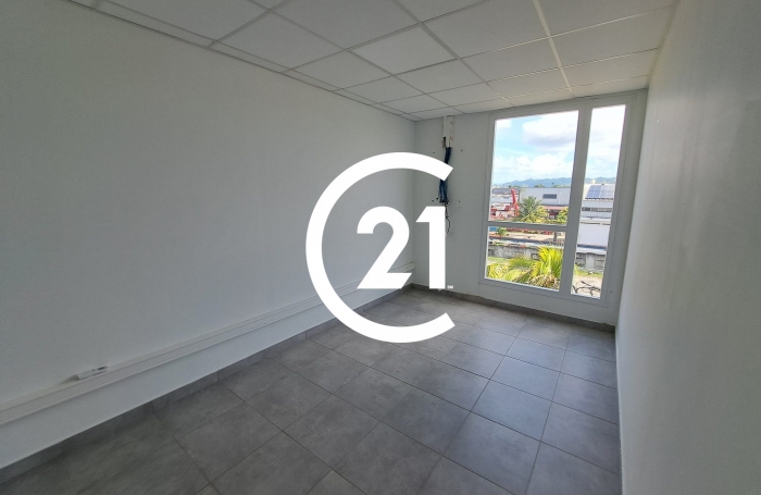Location Bureaux 85m&sup2; 6 pi&#232;ces Le Lamentin