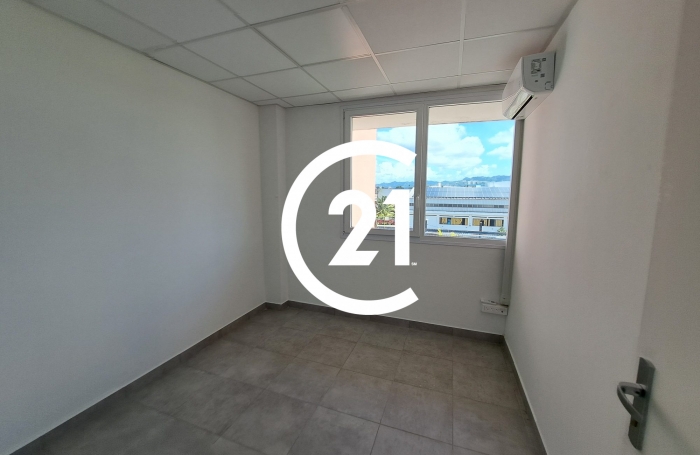 Location Bureaux 85m&sup2; 6 pi&#232;ces Le Lamentin