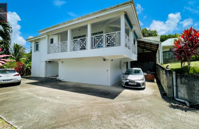 Saint-Esprit - T2 récent en bas de villa avec parking intérieur