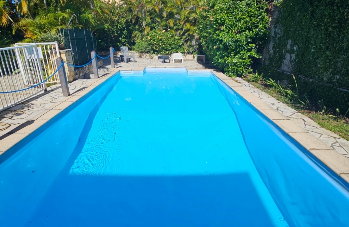 Studio à aménager dans piscine avec piscine et ponton