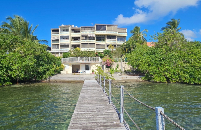 Studio à aménager dans piscine avec piscine et ponton