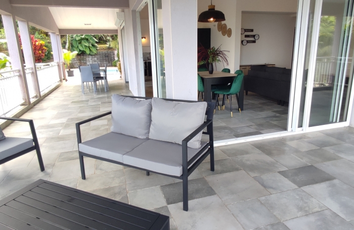 Haut de villa T5 meublé indépendant avec piscine privée et grand terrain arboré