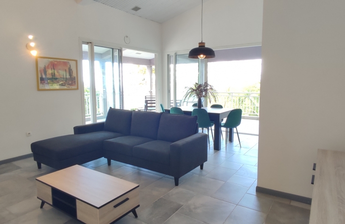 Haut de villa T5 meublé indépendant avec piscine privée et grand terrain arboré