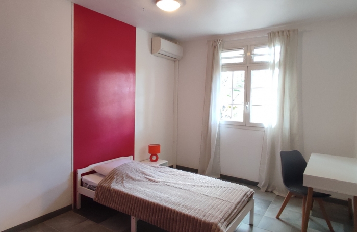 Haut de villa T5 meublé indépendant avec piscine privée et grand terrain arboré