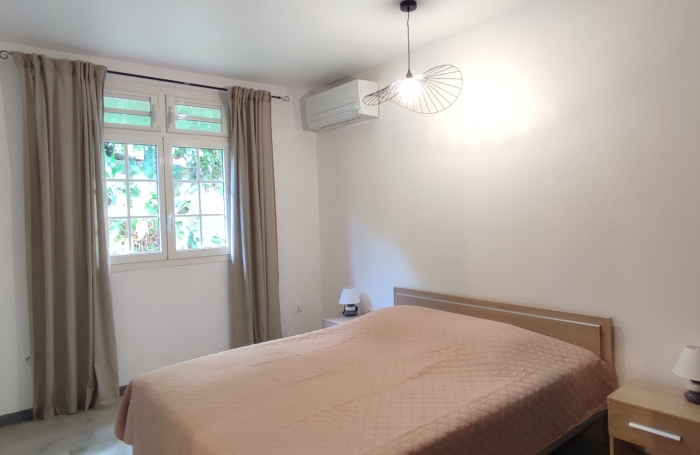 Haut de villa T5 meublé indépendant avec piscine privée et grand terrain arboré