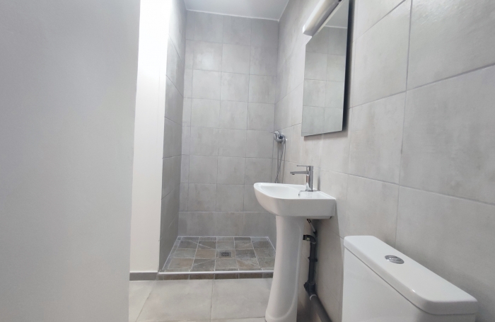 CHARMANT T3 MEUBLE AVEC TERRASSE- EAU et ELECTRICITE inclus dans le loyer.