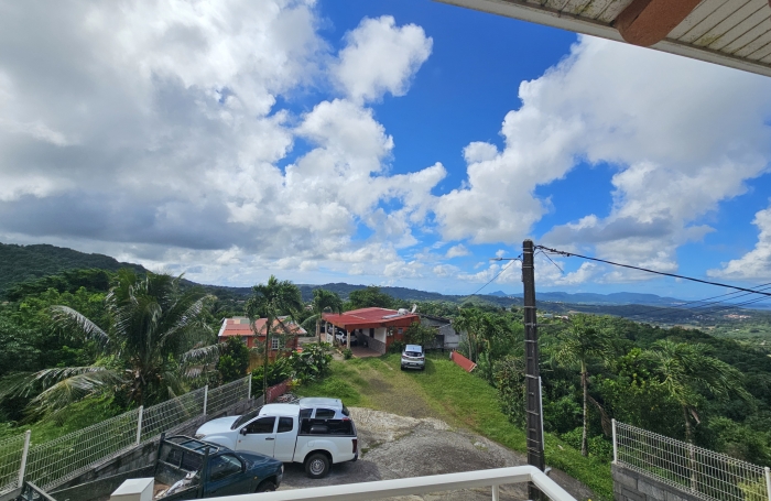 T2 meubl&eacute; en R+1 vue campagne panoramique.