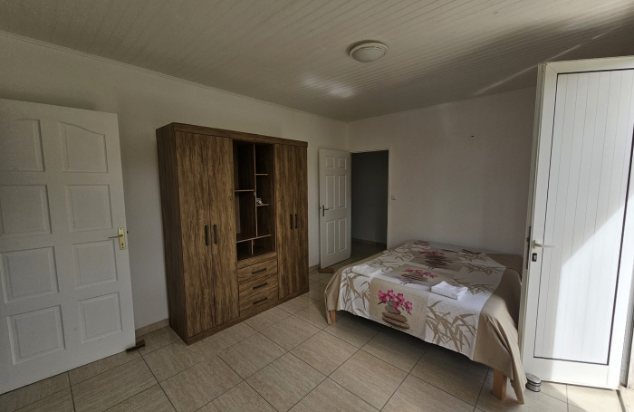 T2 meubl&eacute; en R+1 vue campagne panoramique.