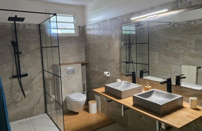 **&Agrave; vendre : Superbe villa r&eacute;nov&eacute;e avec vue mer et campagne   Le Marin**