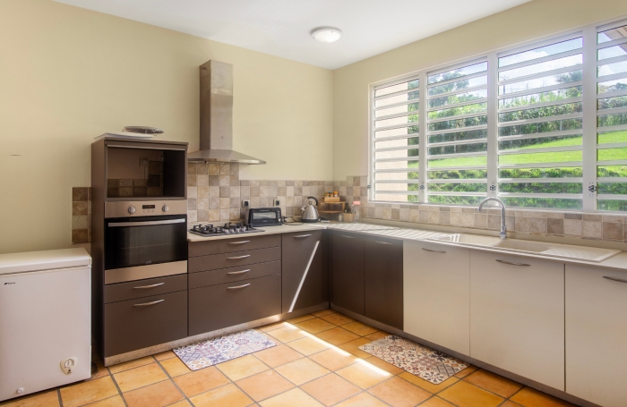 Propri&eacute;t&eacute; d&rsquo;exception avec vue mer, piscine et d&eacute;pendance &agrave; Case-Pilote