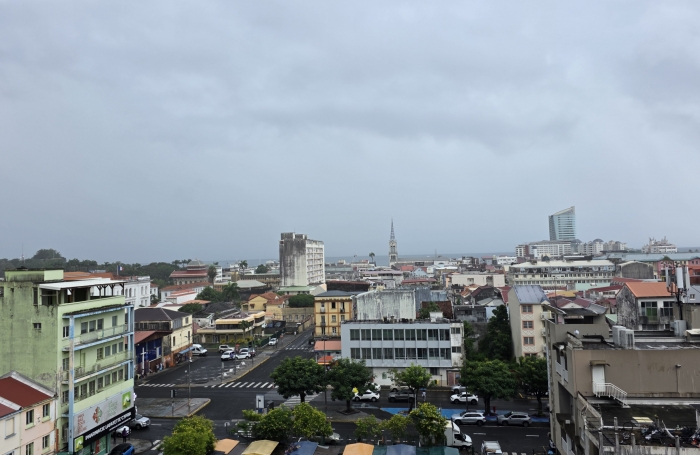 Superbe T2 traversant avec vue mer, terrasse et toutes commodit&eacute;s   Fort-de-France centre