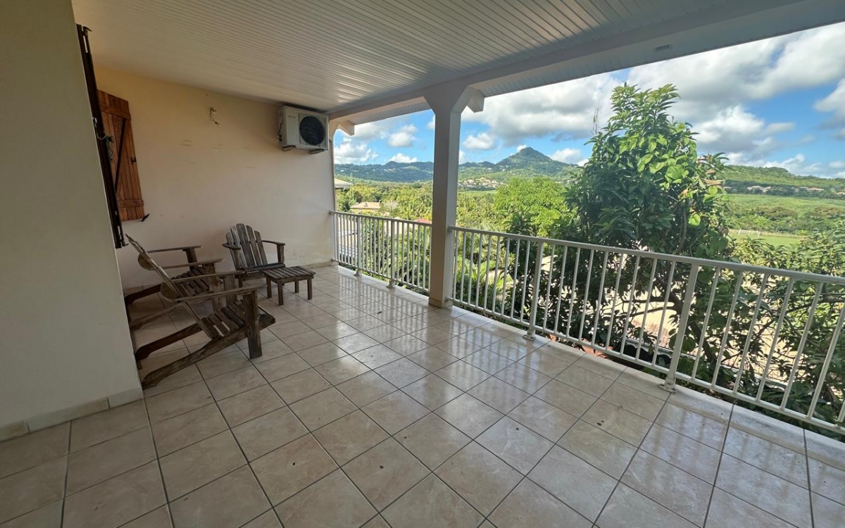 A LOUER HAUT DE VILLA MEUBLEE T3 PROCHE BOURG DU VAUCLIN