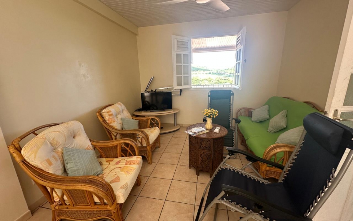 A LOUER HAUT DE VILLA MEUBLEE T3 PROCHE BOURG DU VAUCLIN