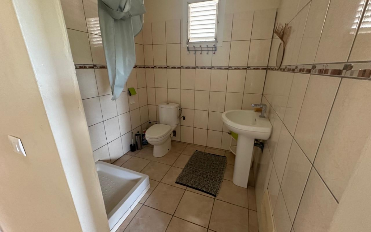 A LOUER HAUT DE VILLA MEUBLEE T3 PROCHE BOURG DU VAUCLIN