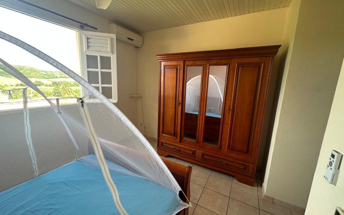 A LOUER HAUT DE VILLA MEUBLEE T3 PROCHE BOURG DU VAUCLIN