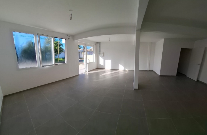 Location Local commercial Rivi&egrave;re Sal&eacute;e