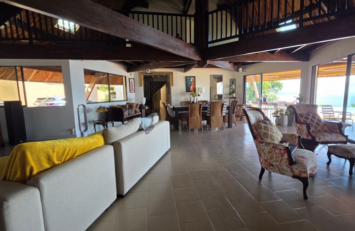 Villa d&rsquo;Exception avec Vue Mer, Piscine et Beaux Volumes dans Quartier R&eacute;sidentiel au Lotissement La Cara&iuml;be &agrave;