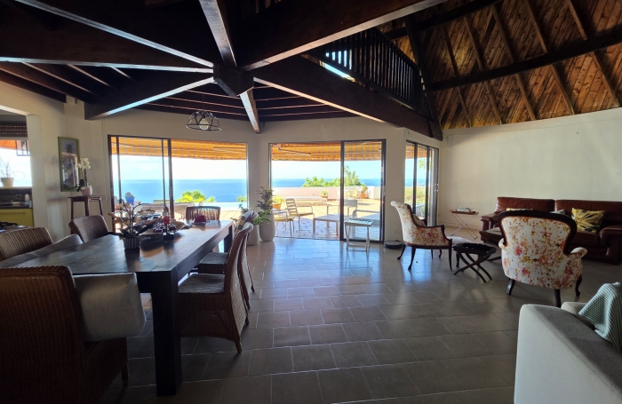 Villa d&rsquo;Exception avec Vue Mer, Piscine et Beaux Volumes dans Quartier R&eacute;sidentiel au Lotissement La Cara&iuml;be &agrave;